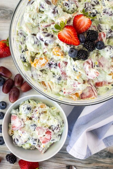 This Easy Fruit Salad is the perfect side for a picnic, party or just a busy weeknight supper. Add any fruit you have on hand for a deliciously refreshing dish! #easyfruitsalad #blackberryfruitsalad #fruitsalad #fruitsaladrecipe #saladrecipe #blackberryrecipe #freshfruitsalad #fruitsaladwithcoolwhip #coolwhipsalad #sidesalad #sidesaladrecipe Picnic Fruit Salad, Low Carb Fruit Salad Recipes, Brunch Fruit Salad, Sugar Cookie Pizza, Easy Fruit Dip, Fruit Topping, Easy Fruit Pizza, Berry Fruit Salad, Easy Fruit Salad