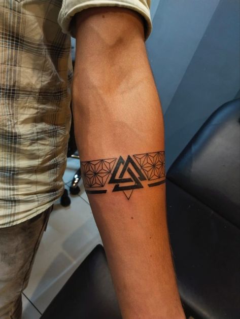 Sacred Geometry Arm Band Tattoo, Geometric Cuff Tattoo, Arm Bending Tattoo, Geometric Band Tattoo Design, Tattoo Bend, Tattoos Thailand, Belt Tattoo, Tattoo Triangle, Thigh Tattoo Men