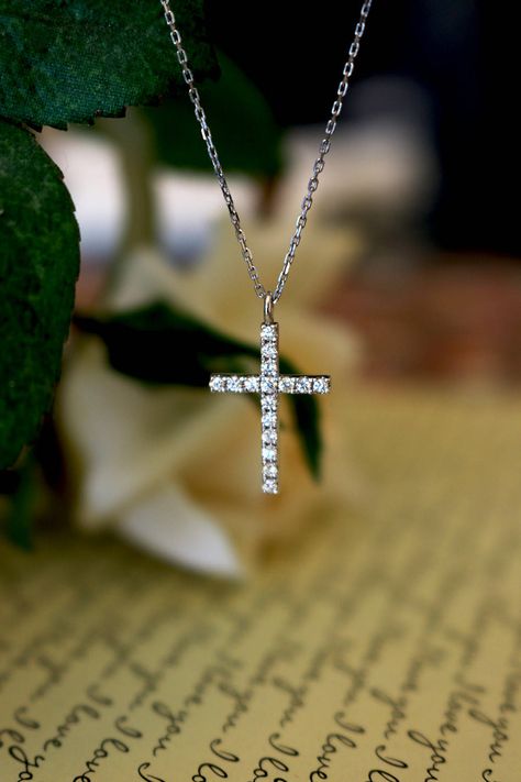 Pendant Necklace Outfit, Small Diamond Cross Necklace, Cross Necklace Simple, Diamond Cross Necklace, Ankh Necklace, Cross Necklaces, Pendant Necklace Simple, Basket Vintage, Necklace Cross