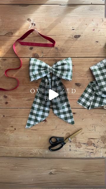 Innes Vautier | secondhand, upcycled and handmade home on Instagram: "Here’s my secret 🎀✨—the DIY bow that’s festive, beautiful, and so much cheaper than buying new!  Those oversized Christmas bows you see online can cost a small fortune, but with just a little fabric and 30 minutes of your time, you can make one yourself for a fraction of the price.  Here’s what you’ll need to get started: 📏 Three fabric rectangles 30x60cm, 25x80cm and 14x4cm 🪡 A small piece of batting 🧵 A sewing machine (or just a needle and thread) ✂️ Some basic sewing skills (I promise it’s beginner-friendly!)  This reel walks you through how to sew your very own festive bow. Whether it’s for a gift, home decor, or even your front door, it’s quick, fun, and very budget-friendly.  Save this reel for later, and watch Fabric Bows For Christmas Tree, Bow Garland Diy, How To Sew A Bow, Bow Sewing Pattern, Fabric Bow Tutorial, Curtain Tie Backs Diy, No Sew Bow, Bow Garland, Door Bow