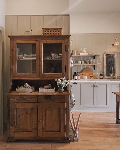 English China Cabinet, Dining Room Corner Ideas, Corner China Cabinets, European Farmhouse Kitchen, Free Standing Kitchen Units, Tuscany Kitchen, Dining Room Corner, Vintage China Cabinets, Dreamy Kitchens