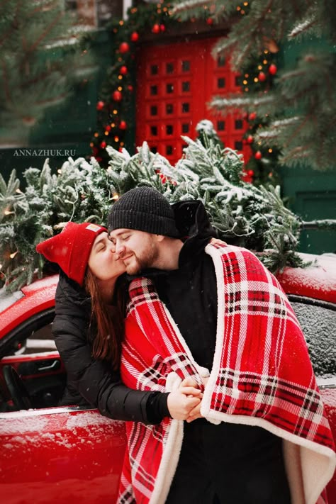 Couple Christmas Photoshoot, Christmas Mini Sessions Outdoor, Christmas Cards Photography, Christmas Couple Photos, Christmas Photoshoot Ideas, Photoshoot Christmas, Christmas Poses, Photo Props Diy, Christmas Card Pictures