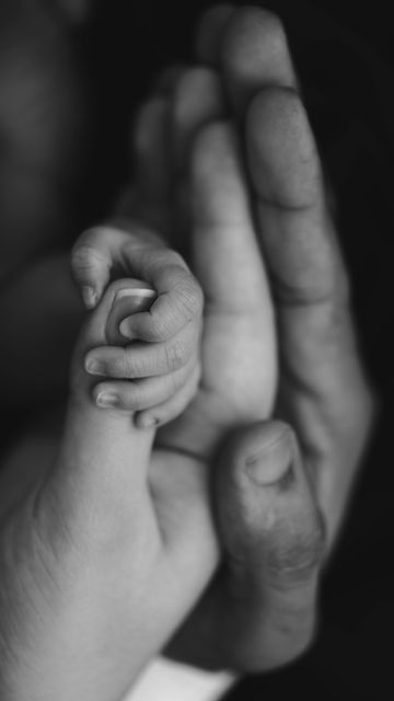 Manali Kabra | Baby Photoshoot Mumbai on Instagram: "Follow for more easy and cute concepts to try at home!🤍 Moms save some time and try it when your baby is sleeping! [baby fingers, little toes, newborn baby reveal, dad holding newborn hand] #mintandpeach #mumbai #mumbaibabyphotographer #mumbaibabyphotography #babyphotoshoots #babyphotoshootideas #babyphotoshooting #babyphotoshoot #babyphotographers #babyphotographerindia #babyphotographermumbai #newbornphotography #newbornphotographer #maternityphotographer #maternitysession #maternityphotography #maternityphotoshoot #familyphotographers #familyphotography #familypictures #babyhands #littlehands" Newborn Photo Poses With Parents, Newborn Baby Photoshoot At Home Ideas, Baby Hands Photography, Baby Holding Finger, Baby Photo Ideas At Home, Mom And Dad Pictures, Newborn Photoshoot With Parents, Babyphotoshoot Photoshoot, Gesture Study