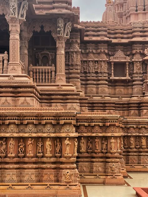 Beautiful Hindu temple adorned with hand carved marble and pink sandstone. Hindu Temple Wallpaper, Hindu Temple Architecture, India Temple Architecture, Indian Temple Carvings, Old Hindu Temples, Ajanta Caves, Indian Temple Architecture, Pillar Design, Temple Architecture