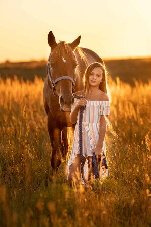 Golden Hour Horse Photography, Photography With Horses, Horse With Girl, Horse Shoot, Horse And Girl, Girl With Horse, Horse Photoshoot Ideas, Equine Photography Poses, Girl And Horse