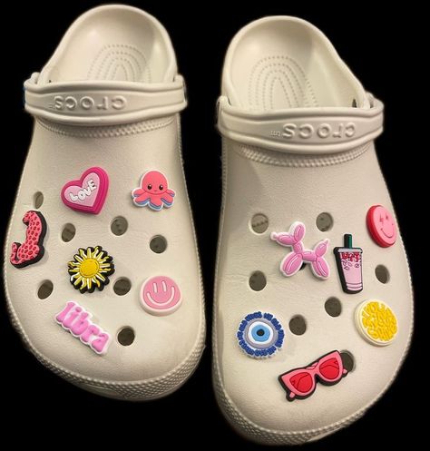 White Crocs With Charms Ideas, White Croc Inspiration, Croc Charm Inspiration, Preppy Croc Jibbitz, Preppy Outfits With Crocs, White Crocs Jibbitz Ideas Aesthetic, Crocs Charms Preppy, Bone Crocs Jibbitz Ideas, Pink Croc Aesthetic