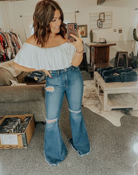 Plus Size Bell Bottoms Outfit, Southern Outfits, Cute Country Outfits, Ranch Wear, Western Outfits Women, Country Concert Outfit, Country Concert, Hippie Outfits, Warm Outfits