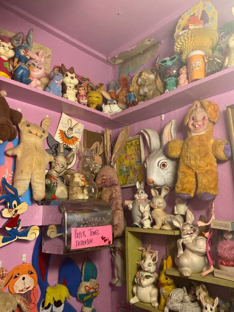 Creepy Toy Store, Creepy Toys Aesthetic, Toy Collection Display Ideas, Vintage Toys Aesthetic, Kitsch Bedroom, Weird Collections, Kitschy Aesthetic, Vintage Toy Display, Cool Collections