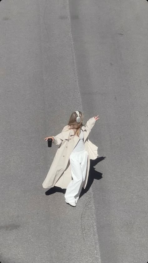 City Shoot, Elegant Outfit Classy, 사진 촬영 포즈, Trik Fotografi, Beige Aesthetic, Street Photo, White Aesthetic, Fashion Photoshoot, Of Ideas