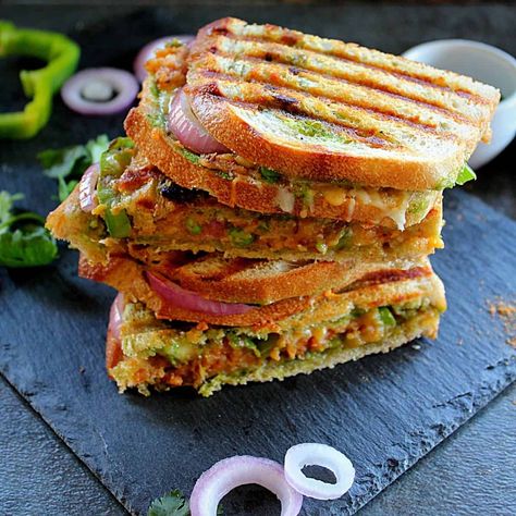 Samosa Grilled Cheese Sandwich Sandwich Indian, Sandwich Recipes Indian, Grilled Cheese With Tomato, Grilled Sandwiches, Mumbai Street Food, Indian Appetizers, Grilled Sandwich, Chaat Masala, Fusion Food