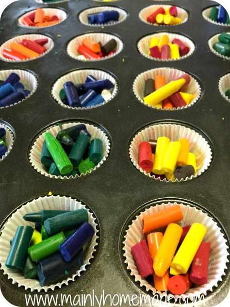 How to melt homemade crayons: Broken Homemade Crayons in a muffin tin. Crayon Melting Art, Crayon Projects, Kindergarten Painting, Homemade Crayons, Melted Crayon Crafts, Diy Candles With Crayons, Crayon Molds, Crayon Candles, Making Crayons