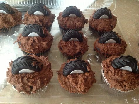 Mud bogging cupcakes! Tire Cupcakes, 18th Birthday Cake For Guys, Monster Truck Cupcakes, Truck Cupcakes, Bike Party, Boys Birthday Party Ideas, Cupcake Decorating Ideas, Hot Wheels Party, Kid Cupcakes