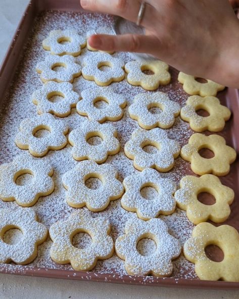 Daisy Cookies filled with Lemon Curd - Lucia Paula Daisy Cookies, Lemon Curd Cookies, Curd Cookies, Curd Filling, Lemon Curd Filling, Spring Cookies, Lemon Cookies, Cookie Icing, Flower Cookies