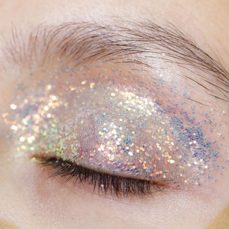 Celestial goddess goals by @clairemulleady using #MACGlitter in Iridescent White. #MACSupernatural #Regram Make Com Glitter, Best Makeup Looks, Mac Make Up, Hippie Makeup, Dramatic Eye Makeup, Resin Accessories, Make Up Inspiration, Glitter Pigment, Iridescent White