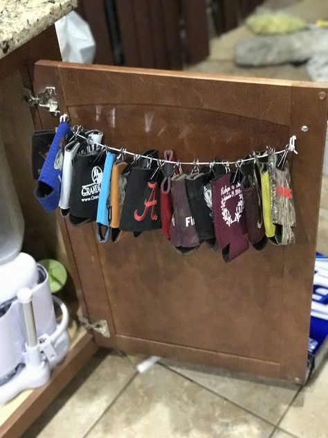 Koozie organization using binder clips and picture hanging wire. Koozie Organization, Koozie Storage, Koozie Display, Towels Organization, Garage Redo, Pencil Crafts, Creative Organization, Backyard Bar, Binder Clips