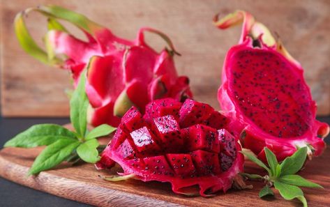 Intip Manfaat Buah Naga Yang Jarang Diketahui | Dharma Sehat Purple Dragon Fruit, Dragon Fruit Varieties, Dragonfruit Recipes, Como Plantar Pitaya, Dragon Fruit Tree, Dragon Fruit Cactus, Dragon Fruit Benefits, Pitaya Fruit, Dragon Fruit Pitaya