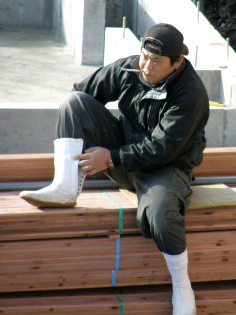 The shoes that are popular with Japanese construction workers and farmers. Japanese Construction, Japanese Workwear, Got Characters, Japanese Woodworking, Japanese Drawings, Japan Outfit, Construction Workers, Gesture Drawing, Construction Worker