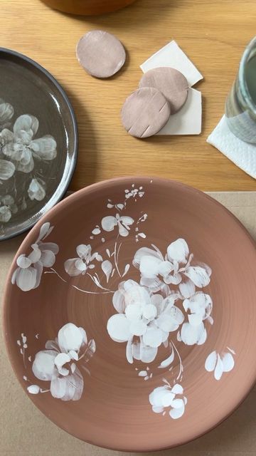 Kelly Ventura on Instagram: "A glimpse into the painting process of one piece from our upcoming ceramics collection. . . . . . #ceramics #pottery #handpainted #underglaze #tabletop #surfacedesign #floralpattern #paintedceramics #serveware #plate #dinnerware #wedding #weddinggift #holidaygifts #oneofakind #botanical #floral #flowers #watercolor #pattern #patterndesign #interiordesign #interiors #artistsoninstagram #artistprocess #shopsmall #kellyventuradesign" Pottery Underglaze Designs, Watercolor Underglaze Ceramics, Floral Pottery Painting Ideas, Flower Painting Pottery, Flowers Pottery Painting, Decal Ceramics, Underglaze Watercolor, Floral Pottery Painting, Vase Art Drawing