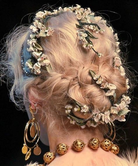 ✧ on Twitter: "please give me just one helaena hairstyle like this before grief takes her i beg https://t.co/nElkosWRdi" / Twitter Effie Trinket, Vogue Editorial, Editorial Art, Fashion Vogue, Light Film, Wedding Hair Pieces, Art Fashion, Scarf Hairstyles, Cut And Style