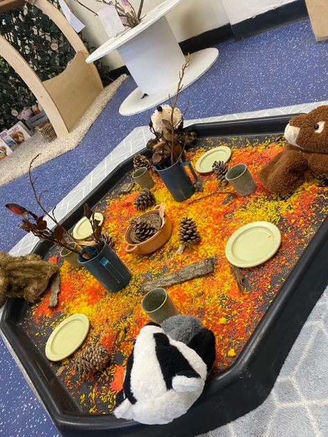 Autumn Animal Activities, Autumn Animals Eyfs, Halloween Provision Eyfs, Woodland Sensory Play, Woodland Tuff Tray Ideas, Autumn Messy Play For Toddlers, Autumn Sensory Trays, Autumn Eyfs Activities Toddlers, Autumn Sensory Tray