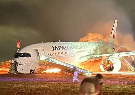 Aviation Accidents, Japan Airlines, Airbus A350, Haneda Airport, Airplane Wallpaper, Aviation Posters, Alaska Airlines, Airline Flights, Aircraft Art