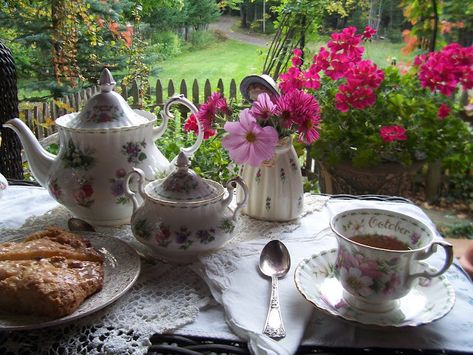 Two Cottages And Tea Apple Strudel Pie, Pretty Cabin, Cottage Core Food, Log Cottage, Tea Parlor, Tea Friends, Cabin Porch, Apple Strudel, Romantic Aesthetic