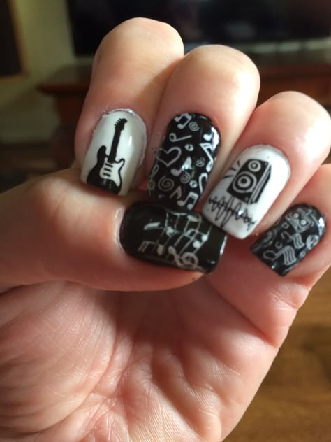 Black Rock Concert Nails, Guitar Nail Art, Rock N Roll Nail Art, Rock Music Nails, Rock Star Nails Designs, Nails For Rock Concert, Guitar Nails Design, Korn Band Nails, Rock N Roll Nails Designs