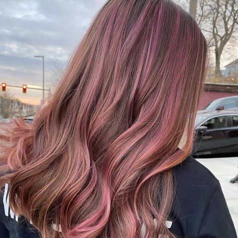 Peekaboo Hair Ideas, Brown Hair With Pink Highlights, Pink Peekaboo Hair, Brown And Pink Hair, Pink Hair Highlights, Pink Hair Streaks, How To Have Style, Rambut Brunette, Peekaboo Highlights