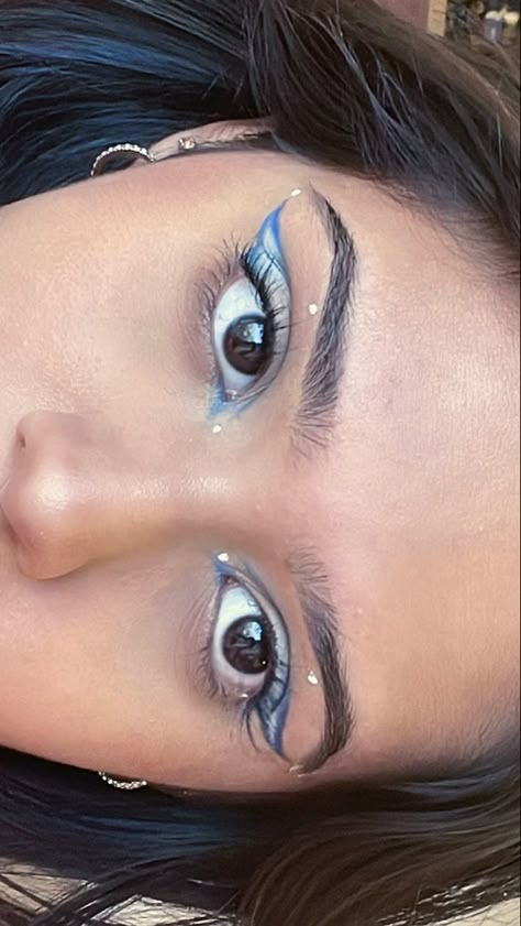 Blue Eyeshadow With White Eyeliner, Blue Eyeliner On Waterline, Blue Liquid Eyeliner Looks, Graphic Eyeliner Festival, Blue Grafic Eyeliner, White And Blue Eyeliner, White And Blue Eye Makeup, Light Blue Graphic Liner, Light Blue Eyeliner Looks