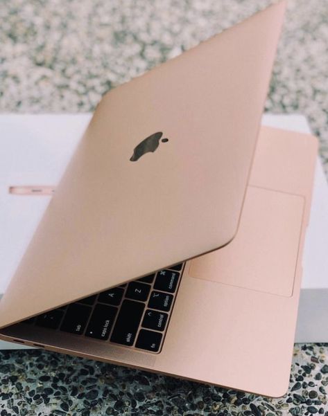 Gold Macbook Air, Macbook Gold, Rose Gold Macbook Air, Rose Gold Macbook, Macbook Pro Tips, Pink Macbook, Rose Gold Aesthetic, Cool Tech Gadgets Electronics, Apple Roses