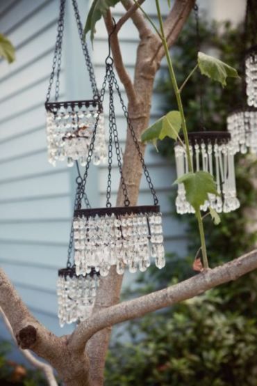 Carillons Diy, Crystal Wind Chimes, Repurposed Art, Diy Lampe, Upcycle Garden, Glass Garden, Dream Catchers, Garden Crafts, Outdoor Projects