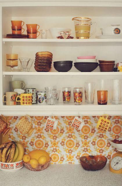 Wallpaper Home Decor - Just Face It! - Searching for a product is not easy. Try Amazon.com to get all your supplies. 70s Exterior, Seventies Decor, 70s Kitchen Decor, Mustard Kitchen, Retro Kitchen Appliances, 70s Kitchen, 70s House, 70s Interior, Kitchen Retro