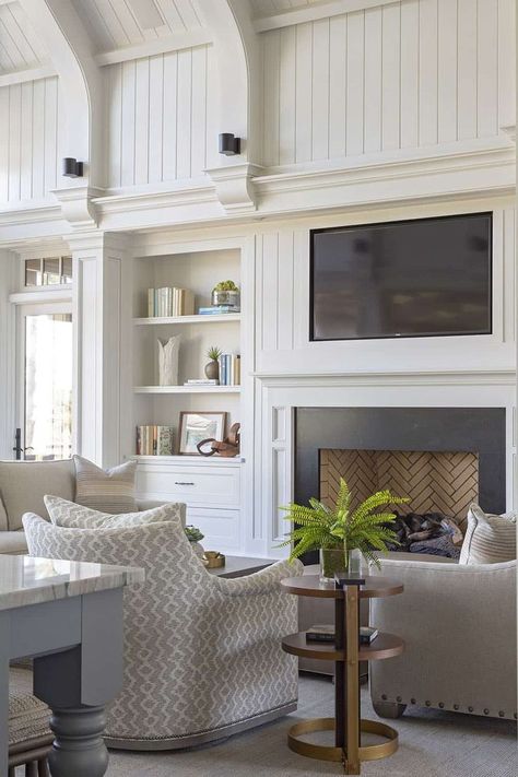 This beautiful yet casual beach house was interior designed by Margaret Donaldson Interiors on Kiawah Island, South Carolina. Street Living Room, Dream Beach House, Beach Style Living Room, South Carolina Homes, Dream Beach Houses, Island Life Style, Kiawah Island, Beach House Interior, Coastal Living Room