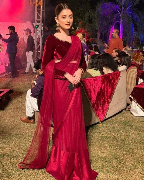 Laam on Instagram: “Flaunting with sheer class, Neha Rajpoot exhibiting elegance in Mohsin Naveed Ranjha’s gorgeously designed outfit. @neharajpootofficial” Elegant Saree Look, Neha Rajpoot, Aima Baig, Mohsin Naveed Ranjha, Wanderlust Fashion, Velvet Saree, Lehenga Saree Design, Sarees For Girls, Indian Sari Dress