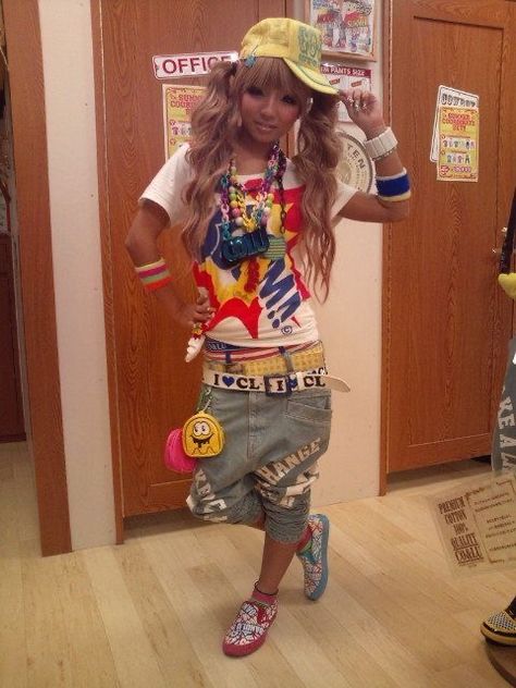 Harajuku Fashion Street 90s, Gyaru Subcultures, Amekaji Gyaru, Kei Visual, Harajuku Fashion Street, Gyaru Fashion, American Casual, Japanese Street Fashion, Swaggy Outfits