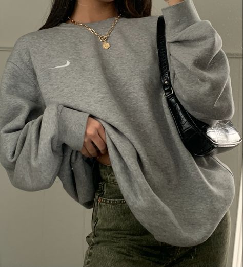 Nike Crewneck Outfit, Nike Sweater Outfit, Nike Sweatshirt Outfit, Nike Sweater Women, Gray Sweatshirt Outfit, Gray Hoodie Outfit, Hoodie Outfit Aesthetic, Nike Hoodie Outfit, Nike Hoodies For Women