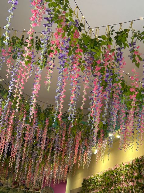 Roof Flower Decoration, Hanging Flowers Ceiling Diy, Flower Vine Bedroom, Plant Ceiling Decor Hanging, Flower Ceiling Diy Bedroom, How To Hang Wisteria From Ceiling, Floral Ceiling Bedroom, Ceiling Flower Decoration, Flower Ceiling Decor