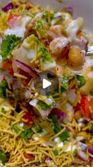 Chaat Masala Recipe, Aaloo Recipe, Dahi Papdi Chaat Recipe, Papdi Chaat Recipe, Street Food Indian, Tempting Food, Methi Recipes, Samosa Chaat, Food Indian