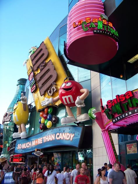 M&m World Las Vegas, Vegas Souvenirs, Aesthetic Cities, Las Vegas Shopping, 29 Palms, Las Vegas Outfit, Las Vagas, Hershey Park, Vegas Fun