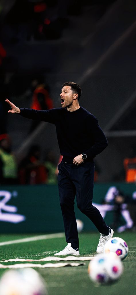 Xabi Alonso Football Coach Outfit, Xabi Alonso Wallpaper, Xabi Alonso Bayer Leverkusen, Xabi Alonso Style, Soccer Coach Outfit, Coach Wallpaper, Xavi Alonso, Coach Outfits, Xabi Alonso