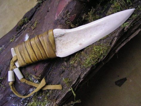 Bone Knife, Primitive Survival, Bone Crafts, Survival Equipment, Bone Art, Cool Knives, Survival Tools, Pocket Knives, Bone Carving