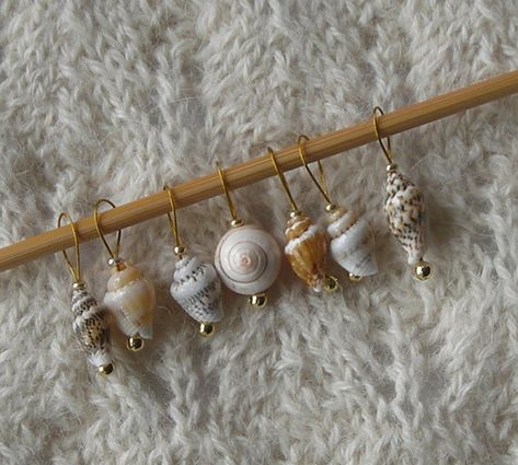 Diy Stitch Markers, Stitch Markers Diy, Making Jewelry For Beginners, Stitch Markers Knitting, Art Coquillage, Knitting Notions, Knitting Tools, Stitch Marker, Bead Stitching