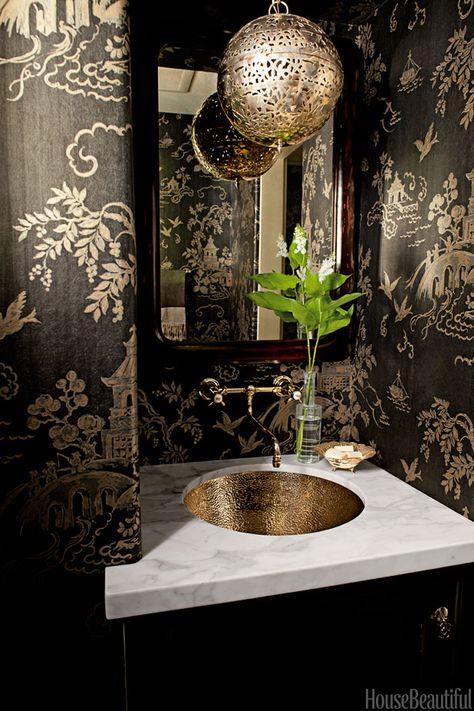 Powder Rooms That Pack A Punch.  Interior design by Betsy Burnham. Photography by Amy Neunsinger. Bathrooms Minimalist, Bold Powder Room, Amy Neunsinger, Black Powder Room, Beautiful Powder Rooms, Half Bath Decor, Gold Bad, Gold Bathroom Decor, Black And Gold Bathroom