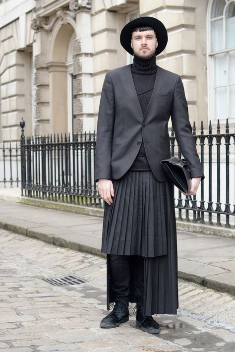 Androgynous Clothing, Fashion Week Outfit Ideas, Non Binary Fashion, Guys In Skirts, Gender Fluid Fashion, Ny Outfits, Genderless Fashion, Outfits Hombre, Formal Mens Fashion