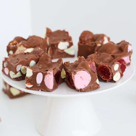 Our famous Clinkers Rocky Road is the only rocky road recipe you'll ever need! Made from milk chocolate, raspberry lollies, marshmallows and Clinkers... and ready in less than 10 minutes!! #rockyroad #rocky #road #clinkers #dessert #chocolate #thermomix #conventional Clinker Slice, Slice Recipes, Rocky Road Recipe, Easy Apple Cake, Chocolate Slice, Easy Sweets, 4 Ingredient Recipes, Boozy Desserts, Dessert Chocolate