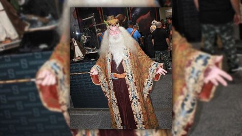 Dumbledore Cosplay, Harry Potter Cosplay, Jessica Nigri, Fancy Costumes, Harry Potter Costume, Comic Con Cosplay, Social Circle, Witch Doll, Creative Costumes