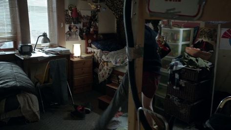 Shameless Bedroom Aesthetic, Shameless House Aesthetic, Gallagher House Shameless Interior, Shameless Shifting Visuals, Shameless Bedroom, Shameless Us Aesthetic, Shameless Shifting, Skater Room Ideas, Shameless House