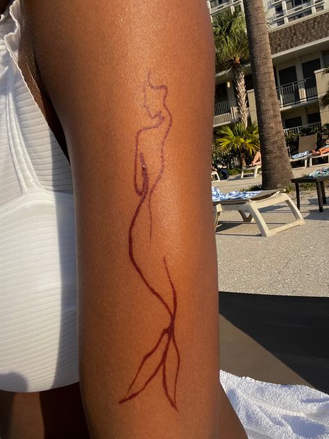 Beach Henna Tattoos, Red Henna Tattoo, Tattoo Mermaid, Red Henna, Mermaid Tattoos, Henna Tattoos, Two Girls, Henna Tattoo, Beach Girl