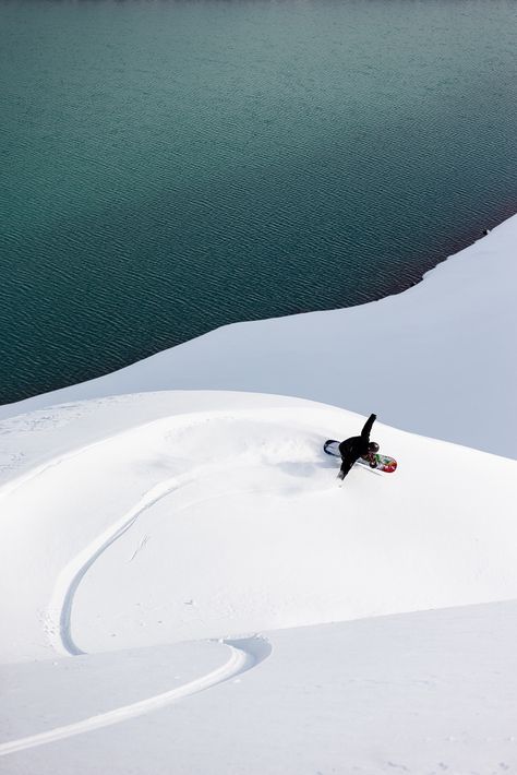 An unseasonably cold and deep snow storm made snowboarding in Oregon's Three Sisters Wilderness possible in September, well before the lake had time to freeze. #fstoppers Ski Inspiration, Winter App, Backcountry Snowboarding, Snow Surfing, Family Ski Trip, Deep Snow, Ski Bums, Snow Trip, Adventure Aesthetic