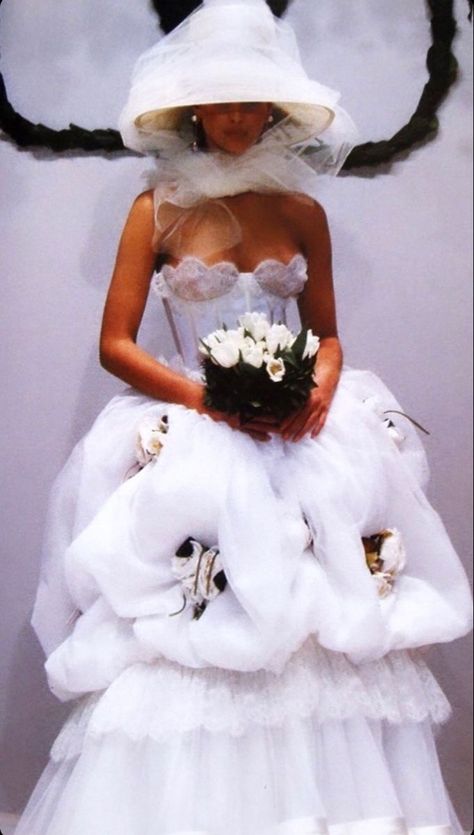 Met Gala Dresses, Gothic Bride, Haute Couture Gowns, Valentino Haute Couture, 90s Model, Wedding Gowns Vintage, Christy Turlington, Runway Dresses, Winter Wedding Dress